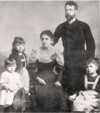 Foto: Egon Schiele met zijn ouders en oudere zusjes Melanie en Elvira rond 1892